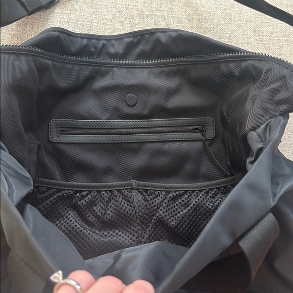 Black lululemon gym (or anything else) bag! Tons of pockets ! Men or women - Picture 2 of 9